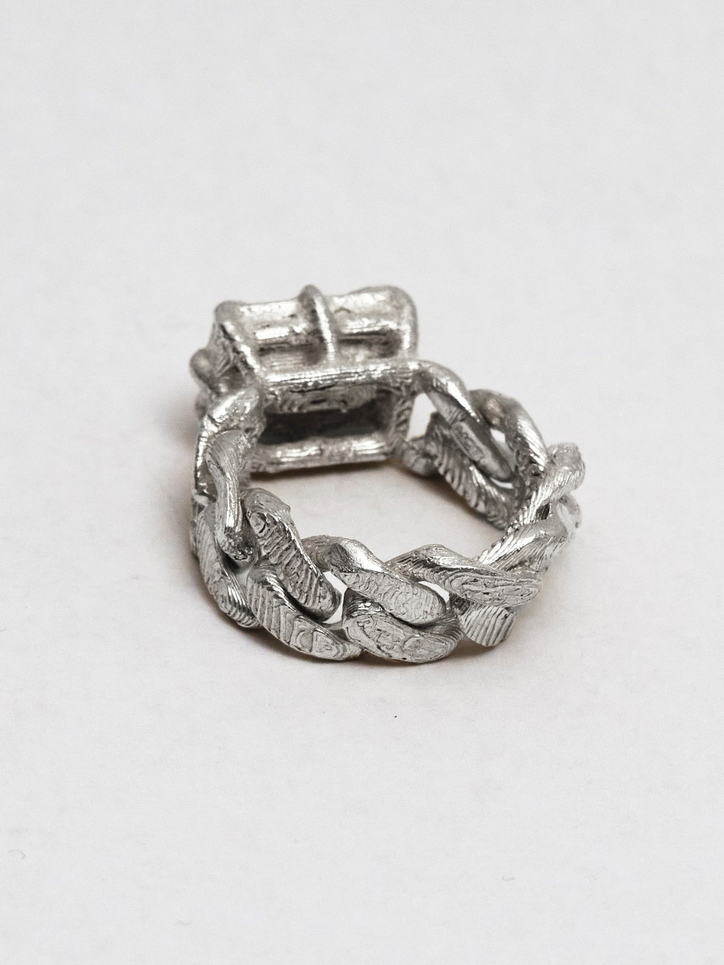 The Rohma Loose Link Ring – Textured Solid Silver Cuban Chain with Emerald